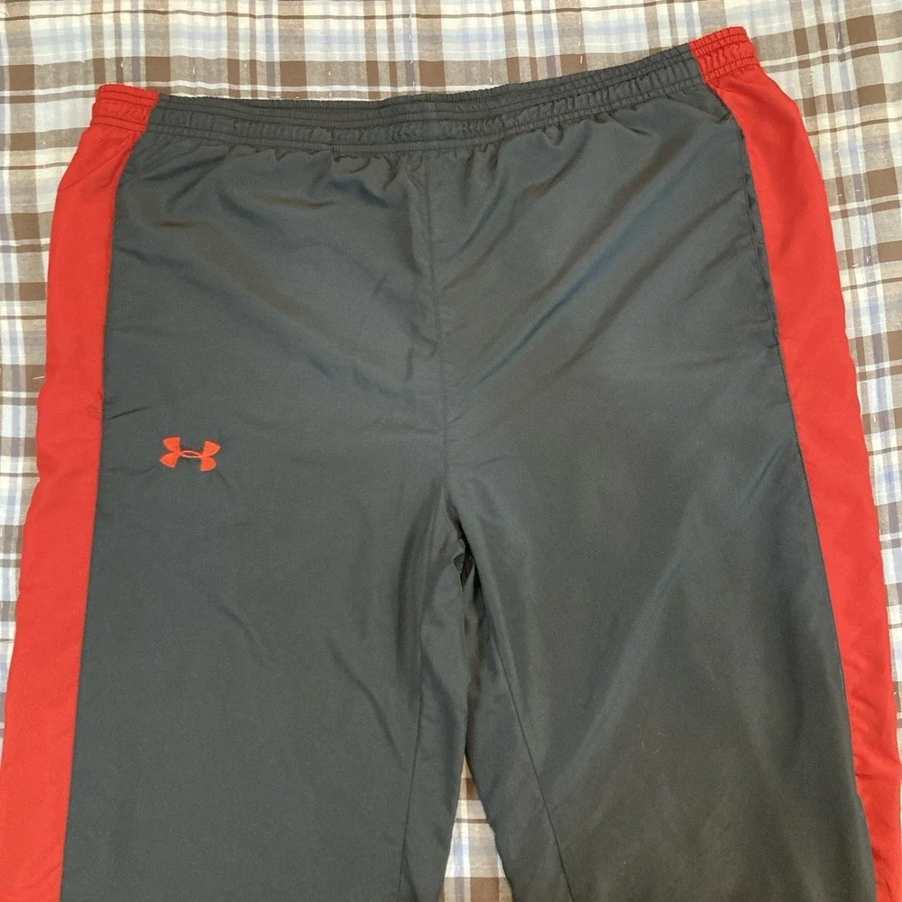 Under Armour Pants Men Medium M Windbreaker‎ Red Black Zip Ankles Stretch Track